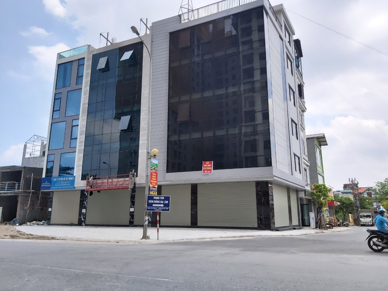 Cho thuê toà nhà MP Ngô Xuân Quảng, 100m2x6T, MT 8m, thang máy, tầng hầm, PCCC vị trí KD đắc địa